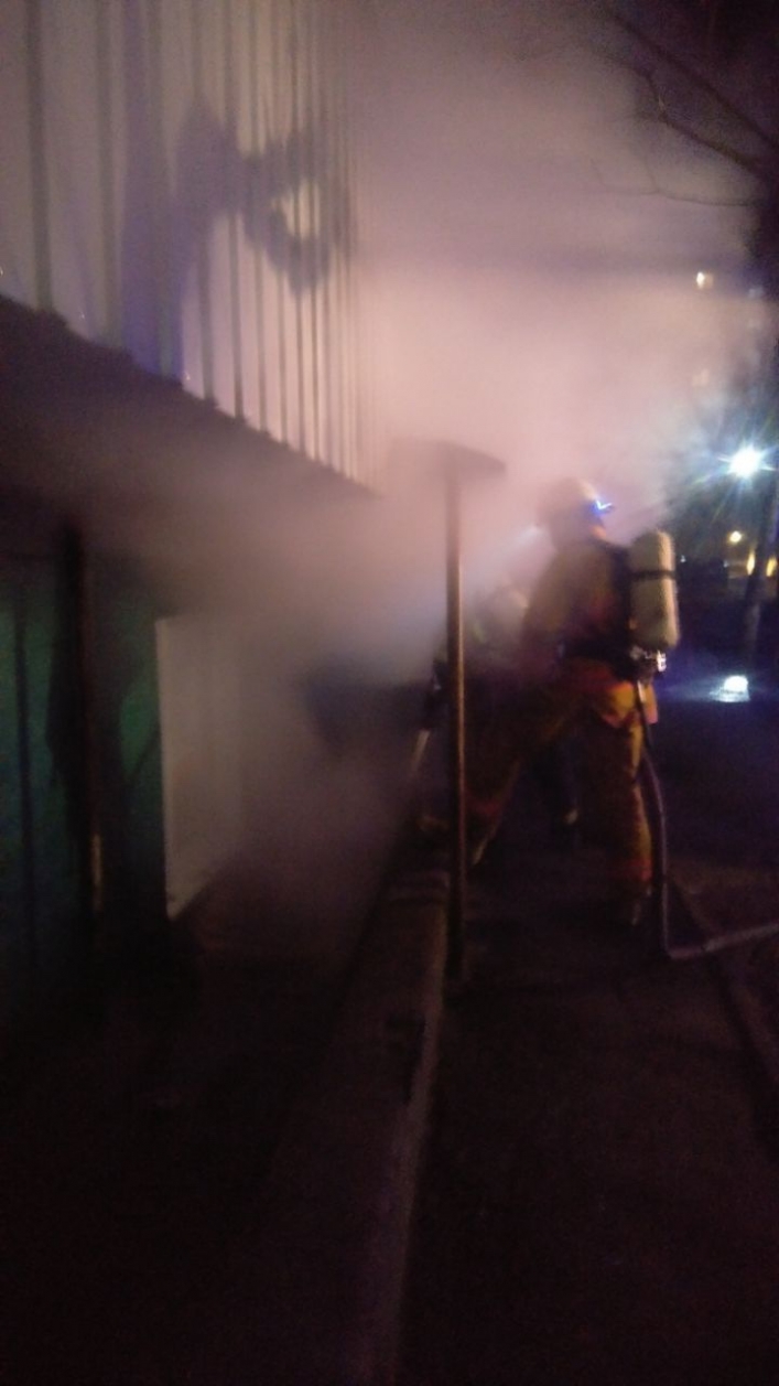 В Мелитополе утром спасатели тушили пожар возле многоэтажки