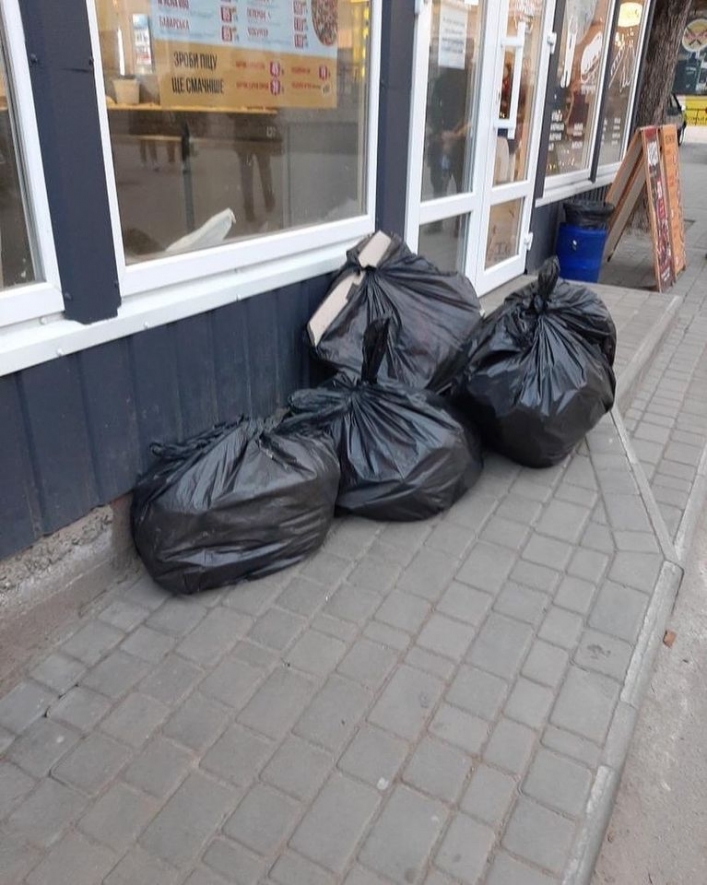 В Мелитополе магазины перегородили мусором тротуар (фото)