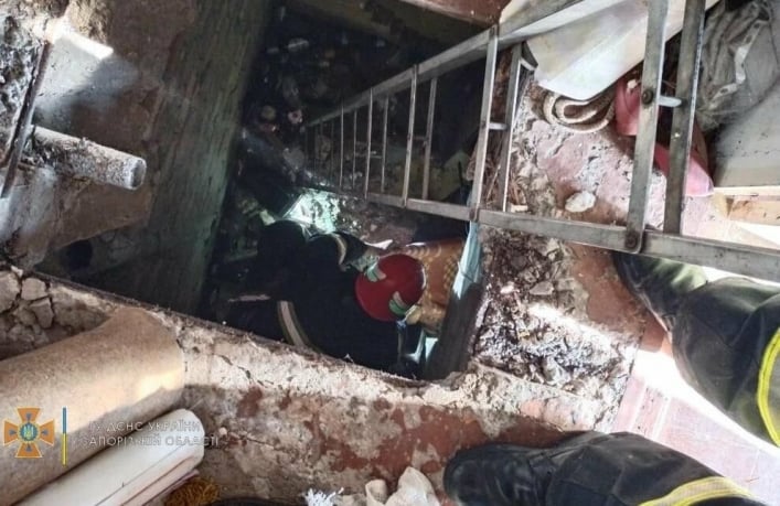 В Запорожской области мужчина провалился в подвал - выручали спасатели