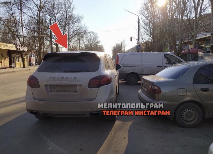 В Мелитополе водитель элитного автомобиля заблокировал выезд (фото)