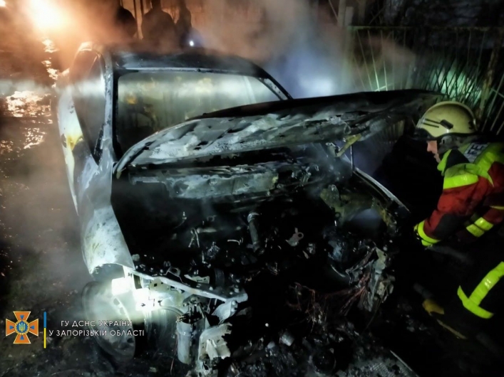 В Запорожье рано утром загорелся автомобиль1