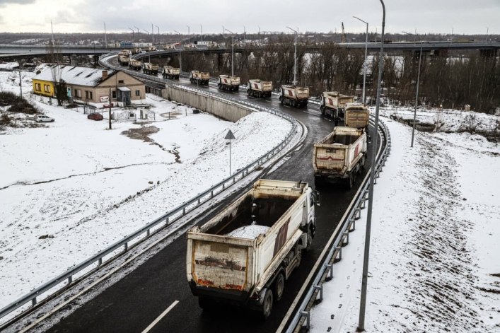 В Запорожье 30 грузовиков протестировали вантовый мост (фото, видео)