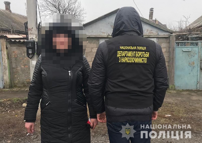 В Бердянске на горячем задержали наркозакладчицу (фото)
