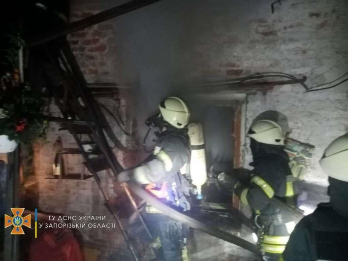В Запорожье тушили масштабный пожар на территории частного дома
