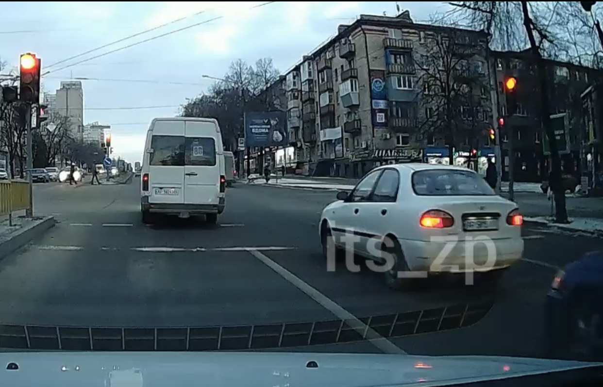 В Запорожье водителя маршрутки оштрафовали за проезд на красный