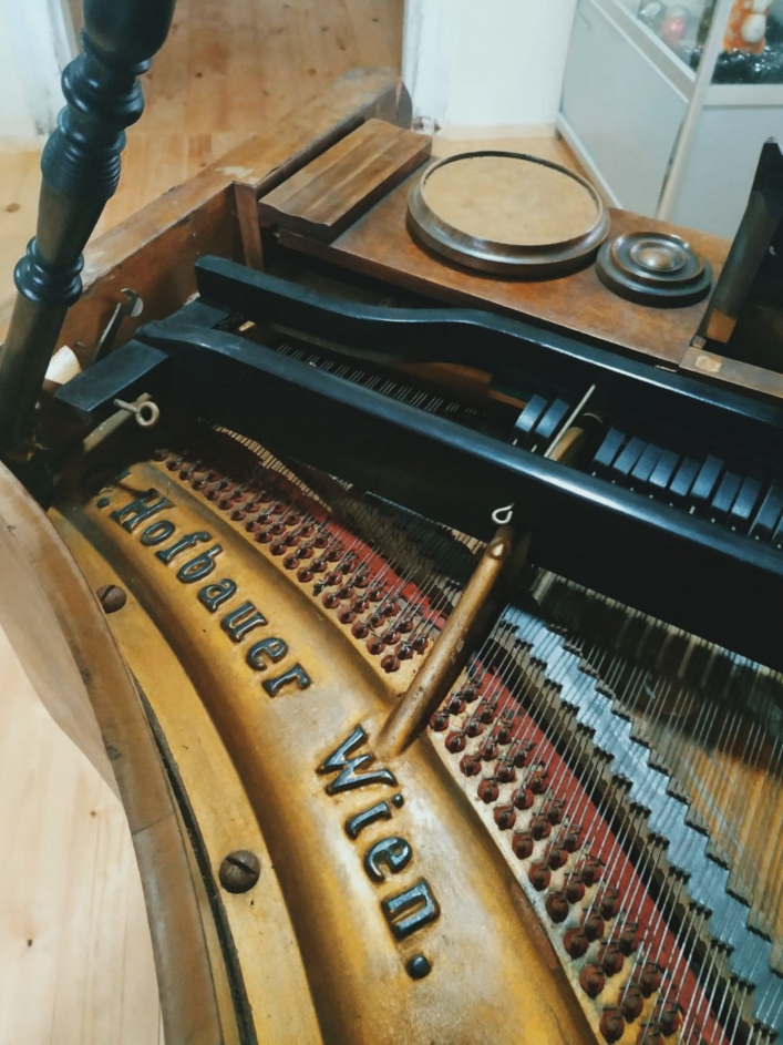 Музею в Запорожской области подарили австрийский рояль ХІХ века