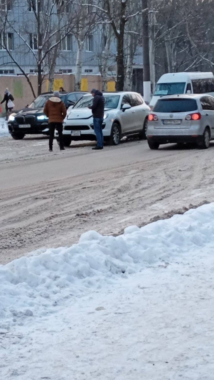В Мелитополе попали в ДТП грузовик и Порше (видео)