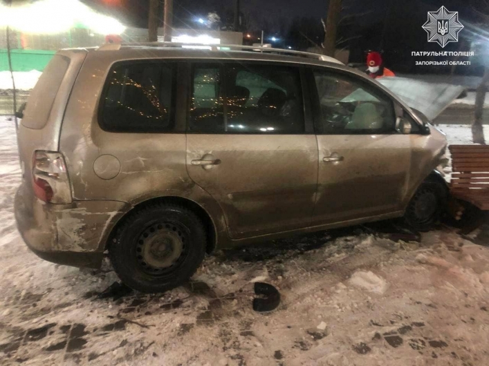 В Запорожье водитель, пролетев перекресток на красный, протаранил авто