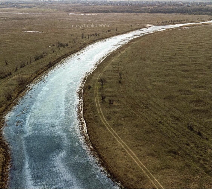 Замерзшая река в Мелитопольском районе с высоты птичьего полета