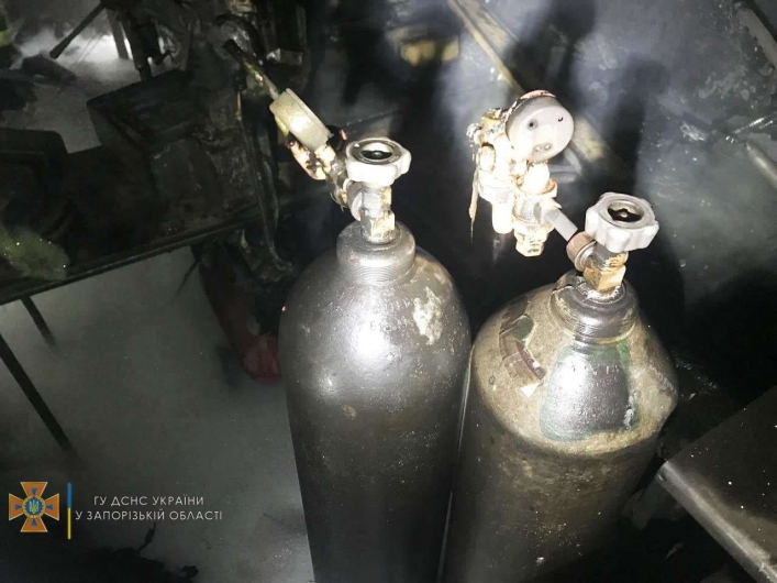 В Запорожье в гараже едва не взорвались газовые баллоны (фото)