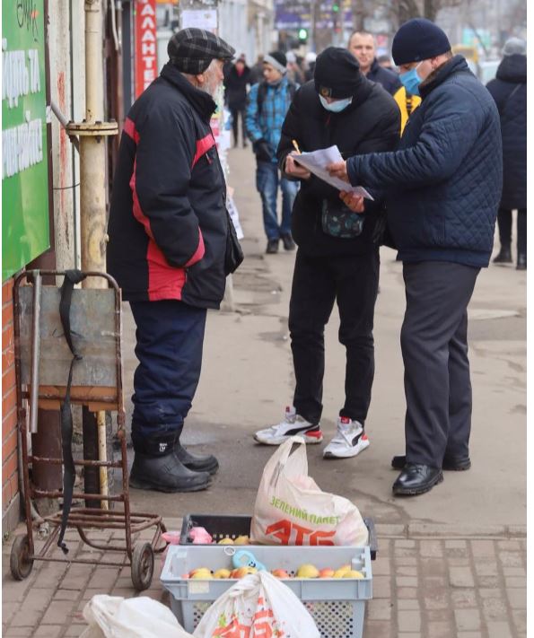 Дедушку оштрафовали за продажу яблок и теперь возмущению украинцев нет предела (фото)