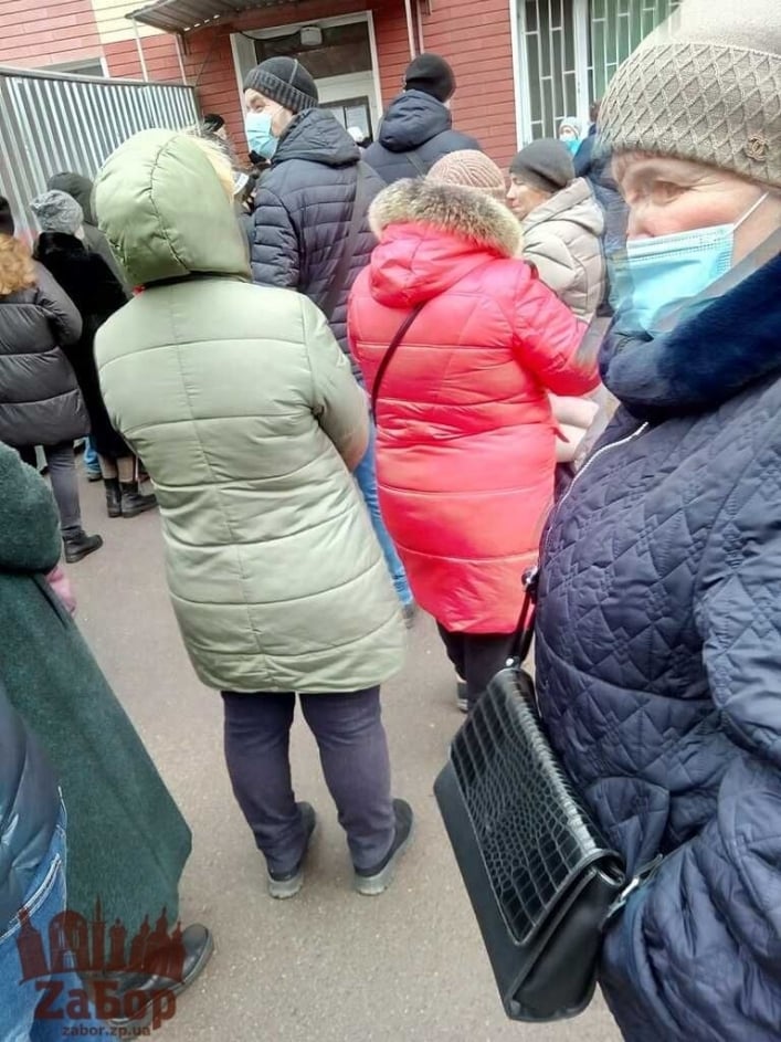 В Запорожье в больницу огромная очередь на улице (фото)