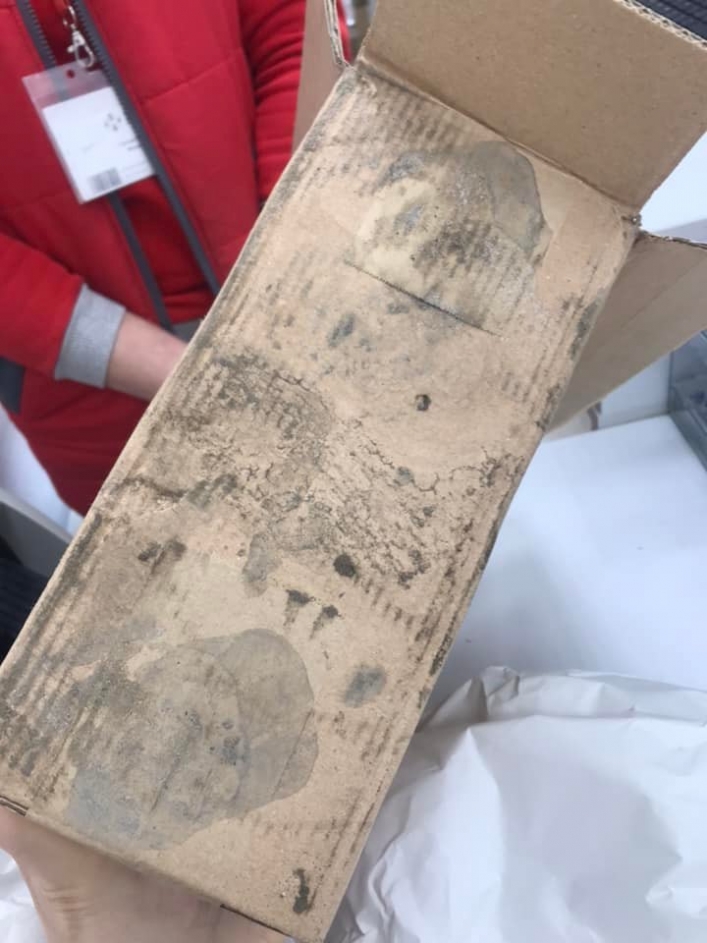 В Мелитополе клиентке привезли посылку в мокрой и грязной коробке