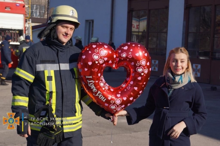 В День влюбленных запорожский спасатель с женой креативно узнали пол своего будущего ребенка