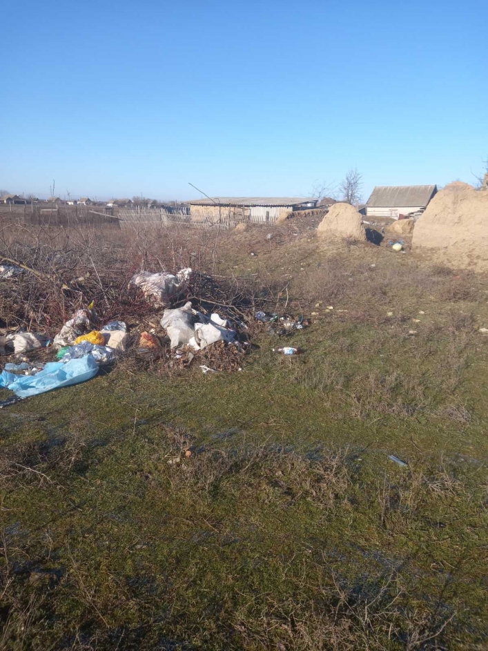 В Мелитопольском районе село завалили мусором (фото)
