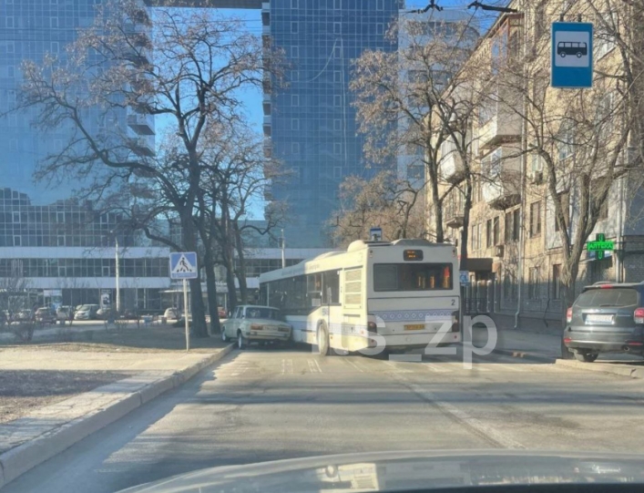 В Запорожье произошло ДТП с муниципальным автобусом (фото) 