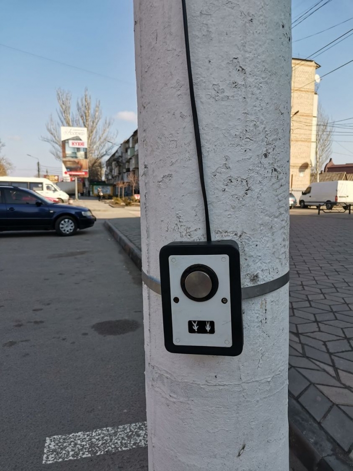 В Мелитополе пешеходов повеселила кнопка у светофора (фото)