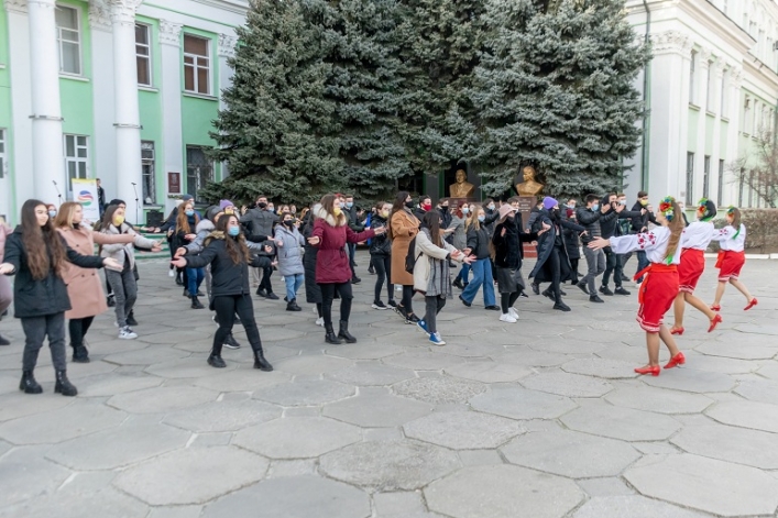 В Мелитополе студенты со всего города устроили необычные танцы возле вуза (фото)