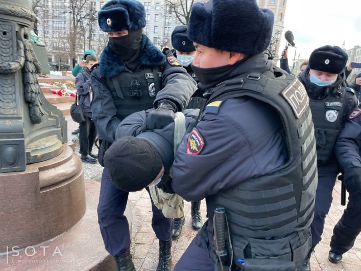 В Москве полиция разогнала пикет против войны с Украиной: фото и видео