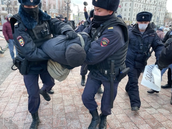 В Москве полиция разогнала пикет против войны с Украиной: фото и видео