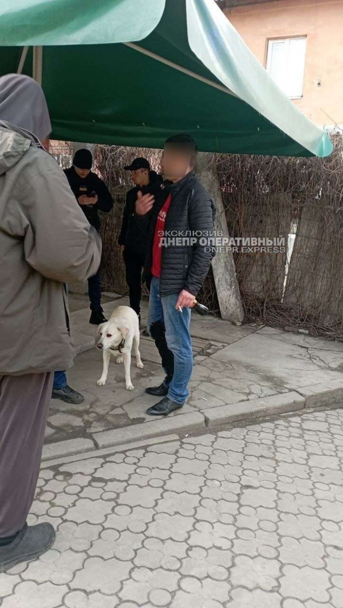 В Днепре на Калиновском рынке бездомный пырнул ножом двух мужчин