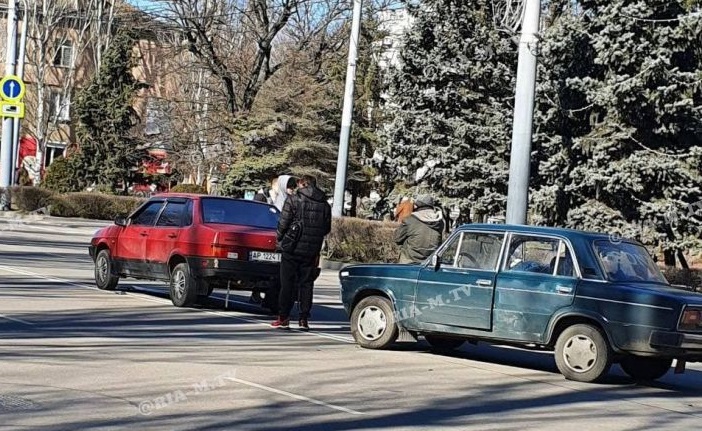 В Мелитополе возле Братского кладбища два ВАЗа попали в ДТП (фото)