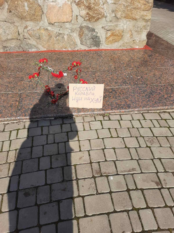 В Мелитополе на Братском кладбище показали куда идти оккупантам