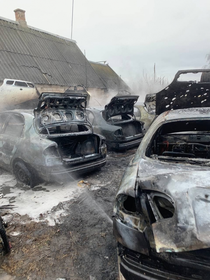 Появились фото сгоревших автомобилей в Мелитополе после вчерашнего обстрела 