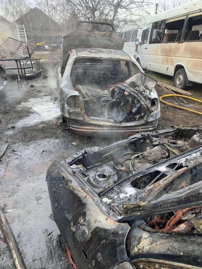 Появились фото сгоревших автомобилей в Мелитополе после вчерашнего обстрела 