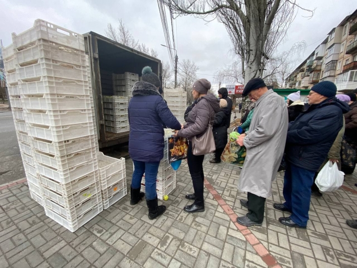 В Мелитополе продолжают раздавать горожанам яблоки (фото)