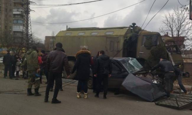 В Мелитополе КАМАЗ оккупантов влетел в легковушку - есть пострадавшие (появилось фото)