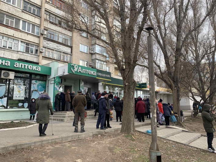 В Мелитополе продолжают штурмовать Приват банк (фото)