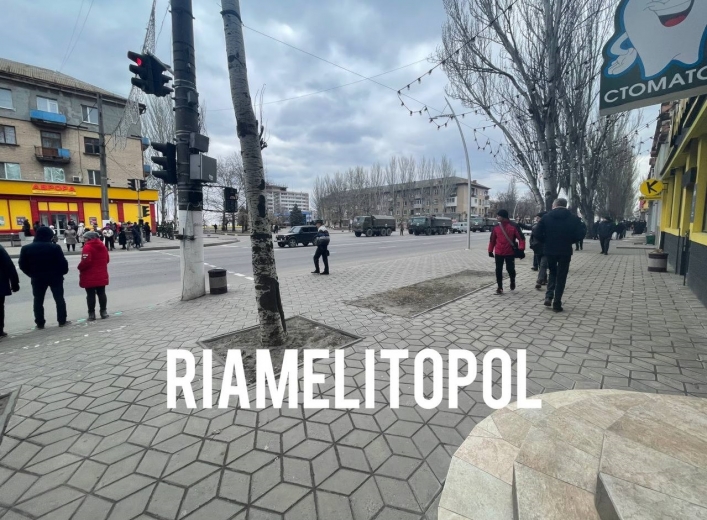 В Мелитополе рашисты оцепили площадь - произошла потасовка (фото, видео)