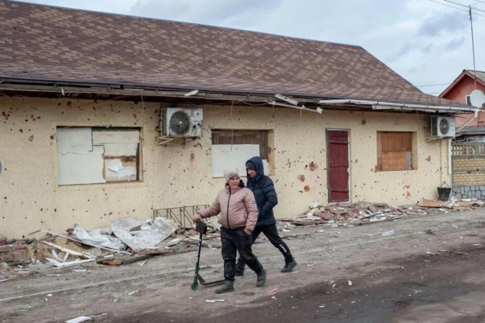 Разрушенные дома, горы разбитой техники: появились фото освобожденного от оккупантов Тростянца