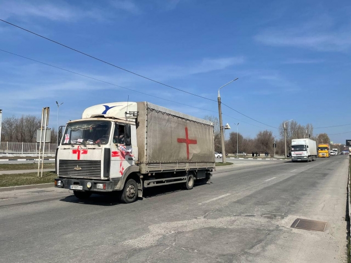 В Мелитополь из Запорожья везут 14 тонн продуктов и медикаментов (фото, видео)