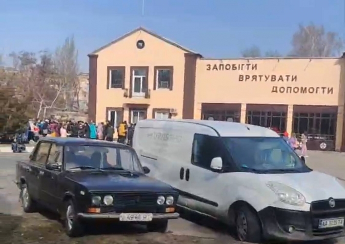 Стартовала колонна с гуманитаркой из Запорожье  - в Мелитополе уже очередь (фото, видео)