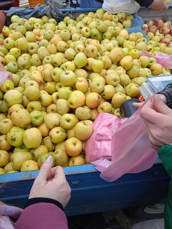 Где в Мелитополе можно дешево купить яблоки, крупы и алкоголь (фото)
