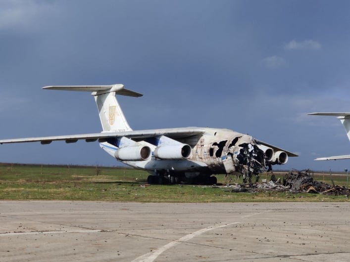 Два самолета уничтожено: последствия авиаудара по аэродрому в Мелитополе 3