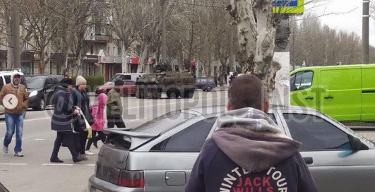 В Мелитополе оккупанты заставляют автомобилистов вешать георгиевские ленточки и флаги РФ