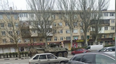 В Мелитополе оккупанты заставляют автомобилистов вешать георгиевские ленточки и флаги РФ