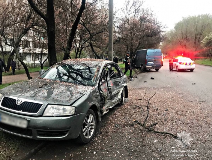 В Запорожье пьяный водитель дважды попал в ДТП (фото)