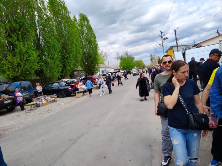 Кому в Мелитополе закон не писан - стихийщики с крымским товаром оккупировали целую улицу (фото, видео)