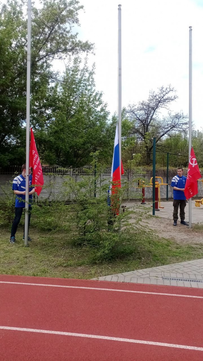На стадионе Спартак в Мелитополе занимаются русские солдаты (фото)