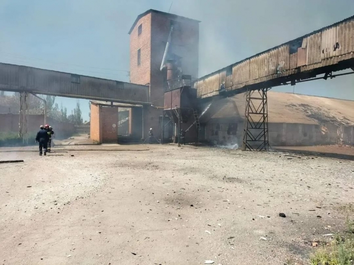 В Запорожской области из-за вражеских обстрелов загорелся склад с семенами подсолнечника 1