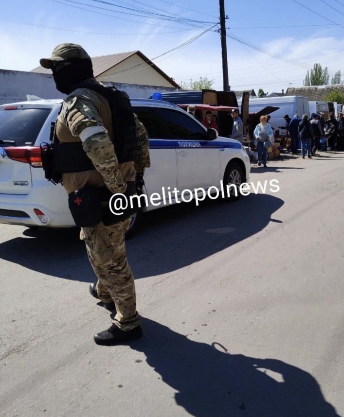 В Мелитополе оккупанты на краденых авто разогнали рынок (видео)