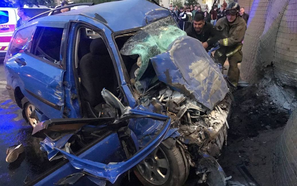 В Киеве автомобиль врезался в блокпост: двое погибших 2