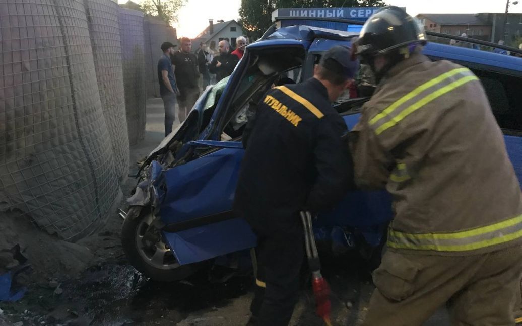 В Киеве автомобиль врезался в блокпост: двое погибших 1