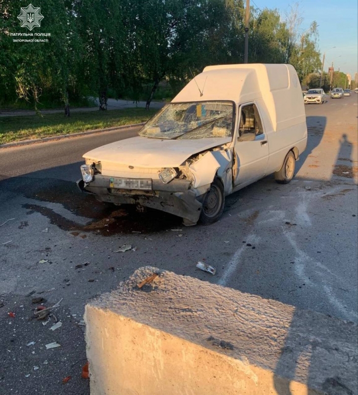 В Запорожье автомобиль влетел в бетонную плиту 1