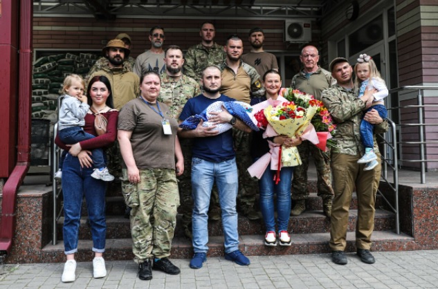 В Запорожье жена бойца "Азова" осталась одна с тремя детьми - на войне погиб брат, муж и мама