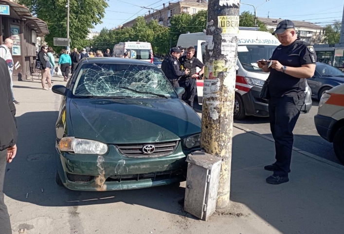 В Запорожье автомобиль влетел в остановку, есть пострадавшие 2